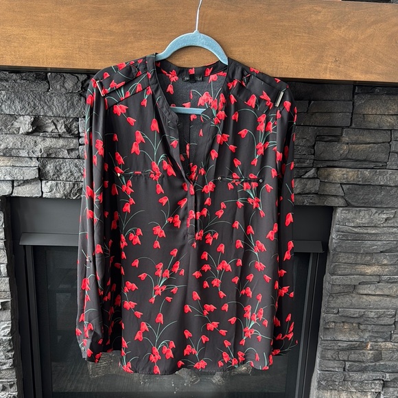 Dynamite Tops - Floral Black and‎ Red Women's Top